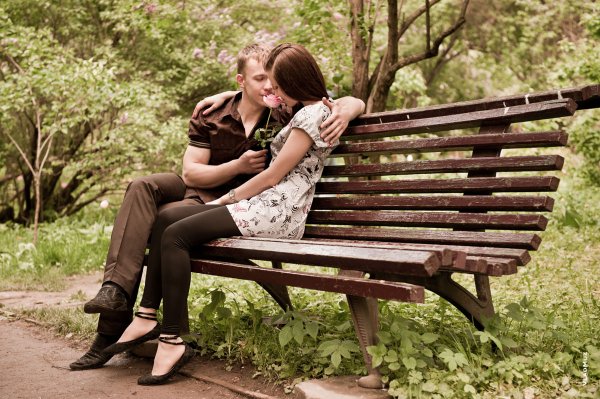 Влюбленные на лавочке