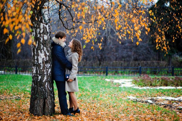 Влюбленные в парке осенью