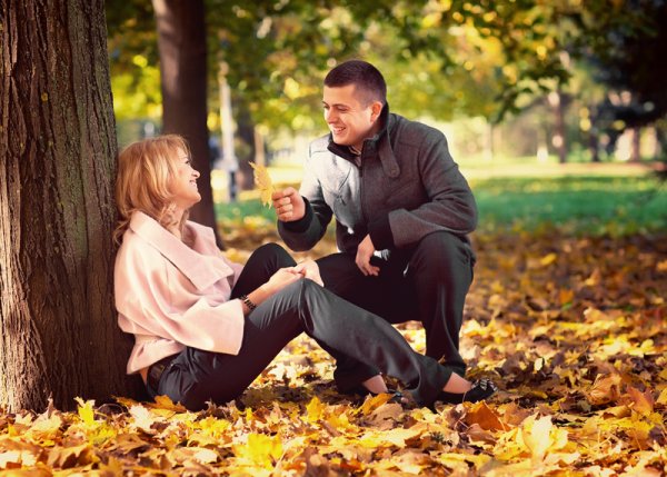 Парень с девушкой в осеннем парке