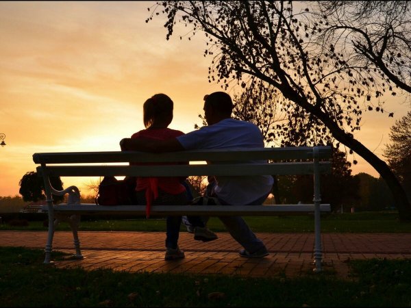 Двое на скамейке