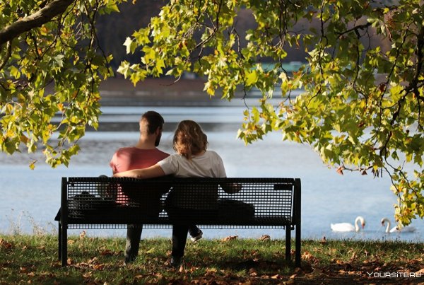 Двое на скамейке