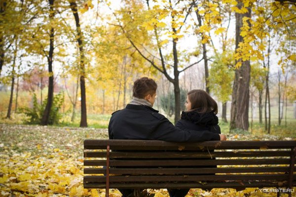 Осень двое на скамейке