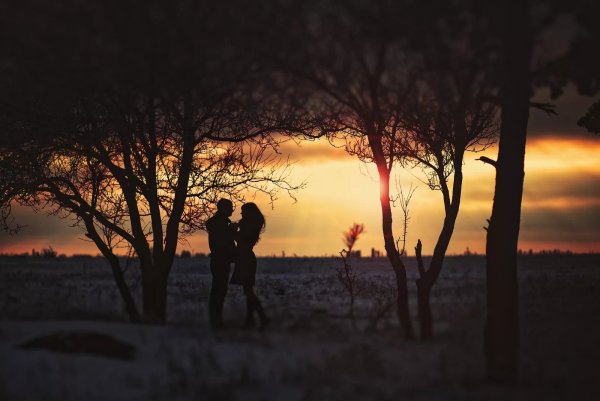 Парень с девушкой ночью