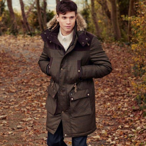 Парень в парке куртка