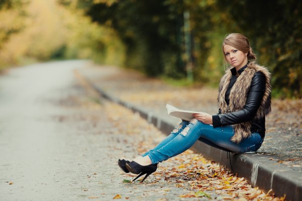 Девушка на улице осенью