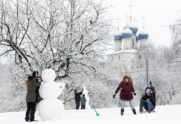Снег и лед в природе на улицах города