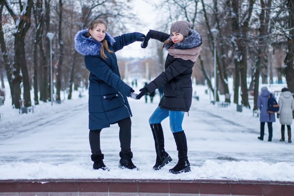 Девушка в зимнем парке