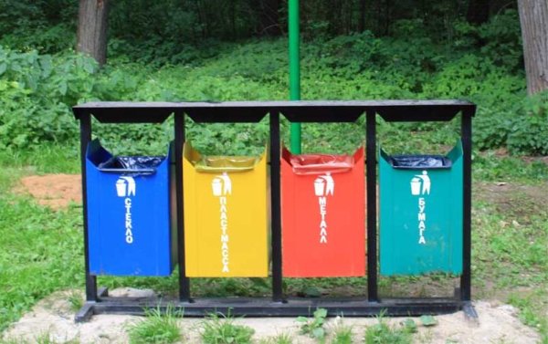 Мусорные контейнеры в парке