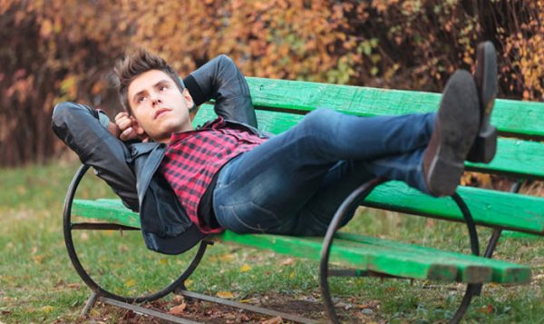 Парень на скамейке