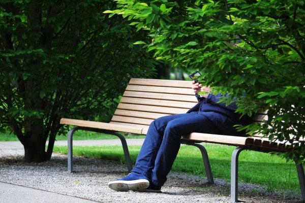 Человек на скамейке