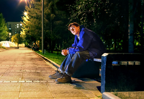 Одинокий парень в парке