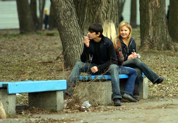 Люди на улице на лавочке