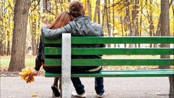 Влюбленные на скамейке