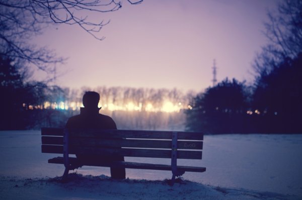 Одинокий человек на скамейке