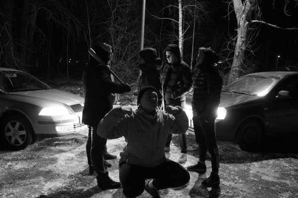 Пацаны возле машины ночью