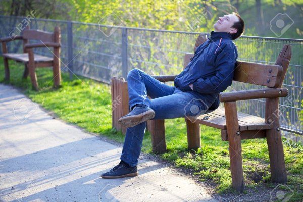 Сидит на скамейке