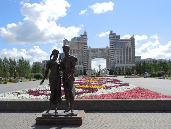 Аллея влюблённых в парке первого президента Казахстана