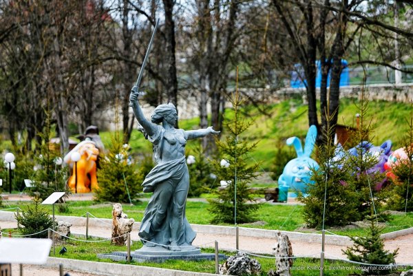 Родина мать в парке миниатюр в Бахчисарае