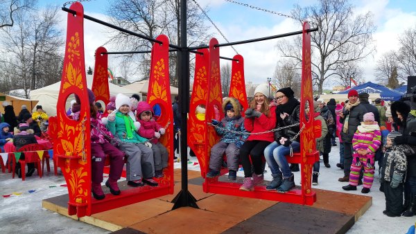 Качели на Масленицу