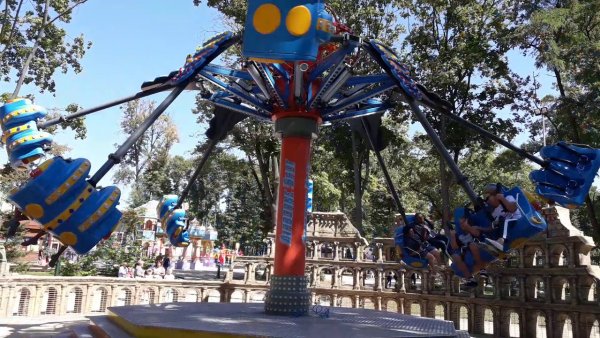 Аттракционы в парке Горького в Харькове