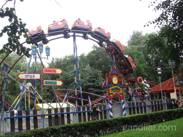 Аттракционы в парке Горького в Минске