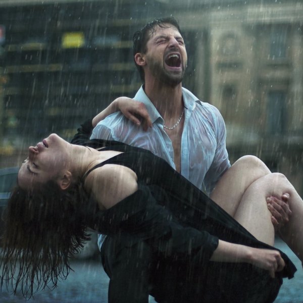 Мужчина спасает женщину