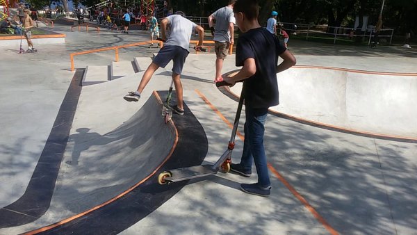 Скейтпарк на трюковом самокате