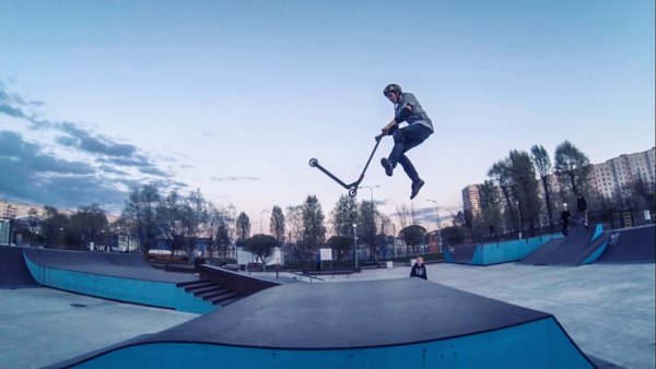 Трюковой самокат в скейт парке