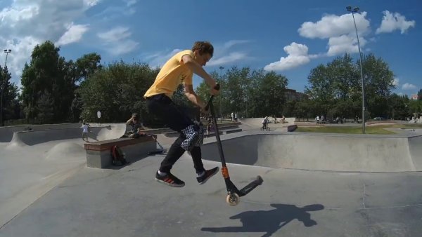 Трюк вип на трюковом самокате