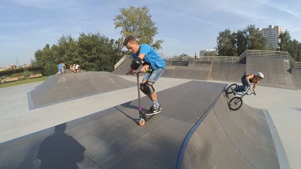 Скейтпарк на трюковом самокате