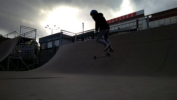 Андрей Гриценко самокат скейт парк