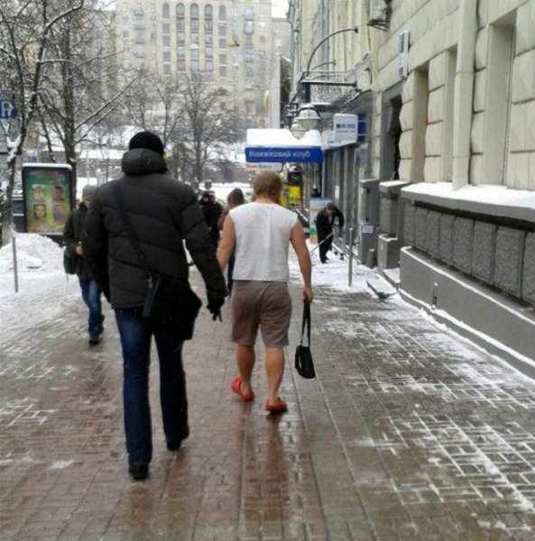 Люди одетые не по погоде