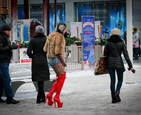 Девушки на каблуках зимой