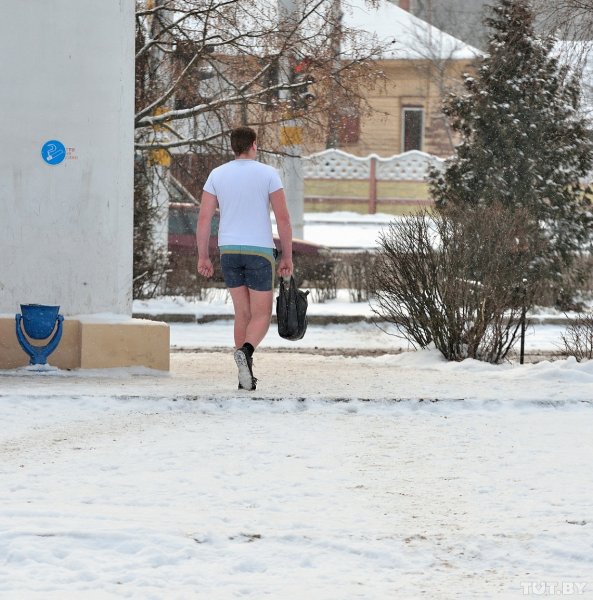 Зимой в шортах