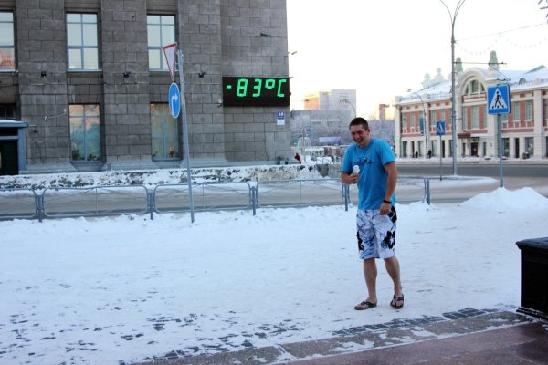 Зимой в футболке