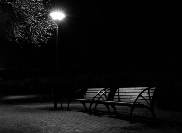 Лавочка в парке ночью