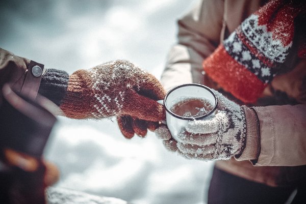 Чашка в руках в варежках