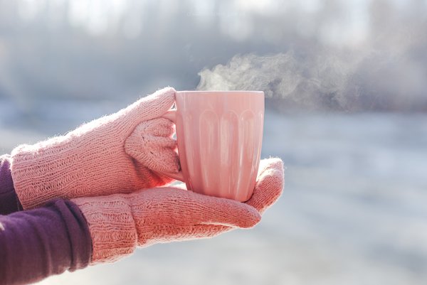 Чай в руках в варежках