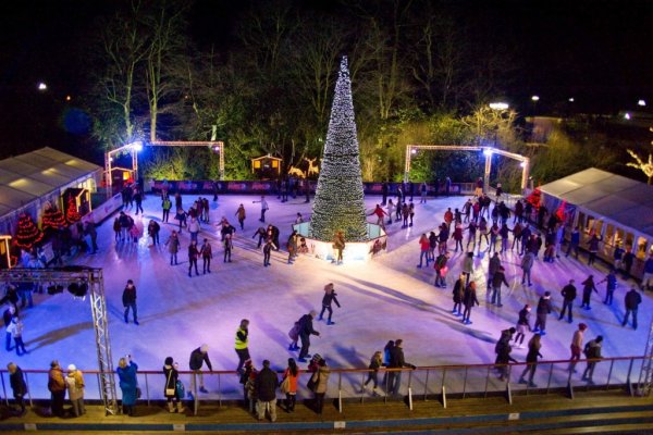 Ледовый каток на улице