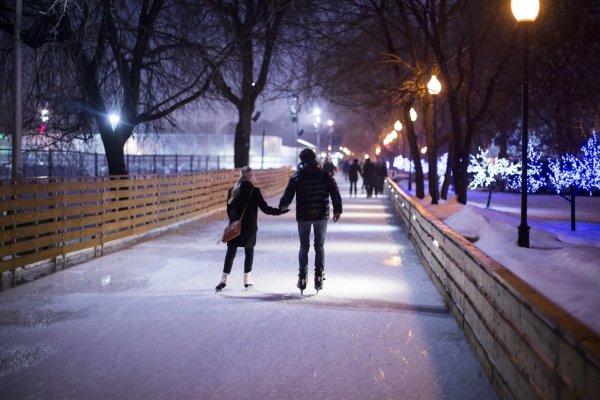 Влюбленные зимой вечером