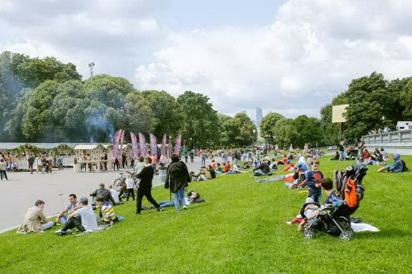 Люди в парке Горького