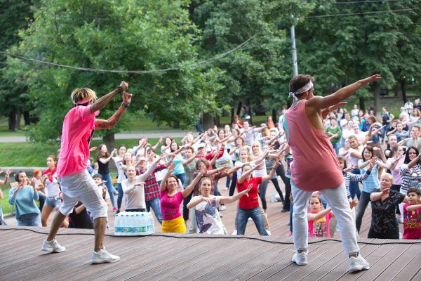 Танцевальная площадка в парке