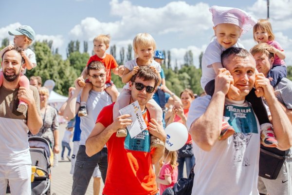 Родители и ребенок на фестивале