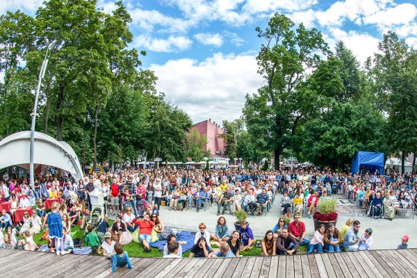 Сад Эрмитаж в Москве сцена