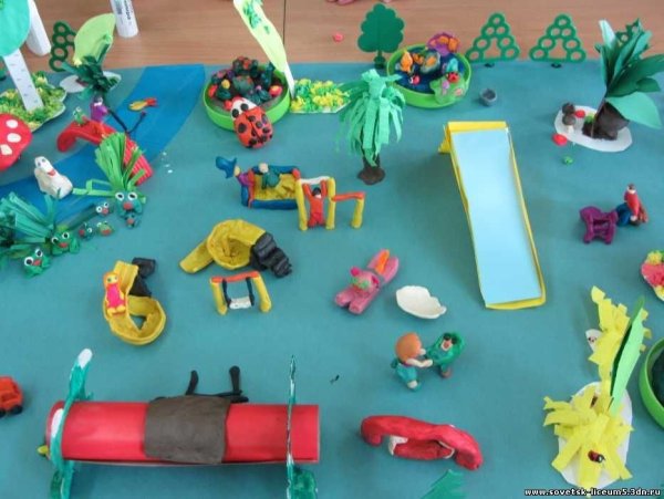 Детская площадка из пластилина