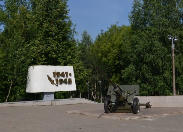 Монумент Киров парк Победы