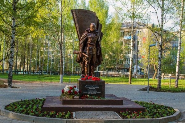 Памятник Булатову в Кирове в парке Победы