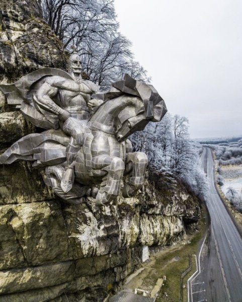 Статуя Георгия Победоносца в Северной Осетии