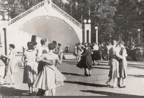 В парке Танцплощадка 60-е годы СССР