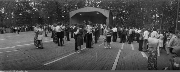 Танцплощадка СССР 70х в парке